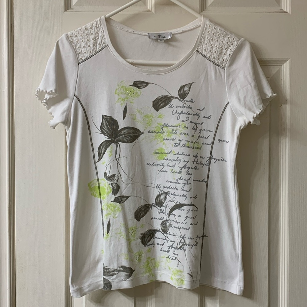 🌷3 for $25🌷Les Collections Mat, US XS, White & Green Floral Beaded Tee Shirt